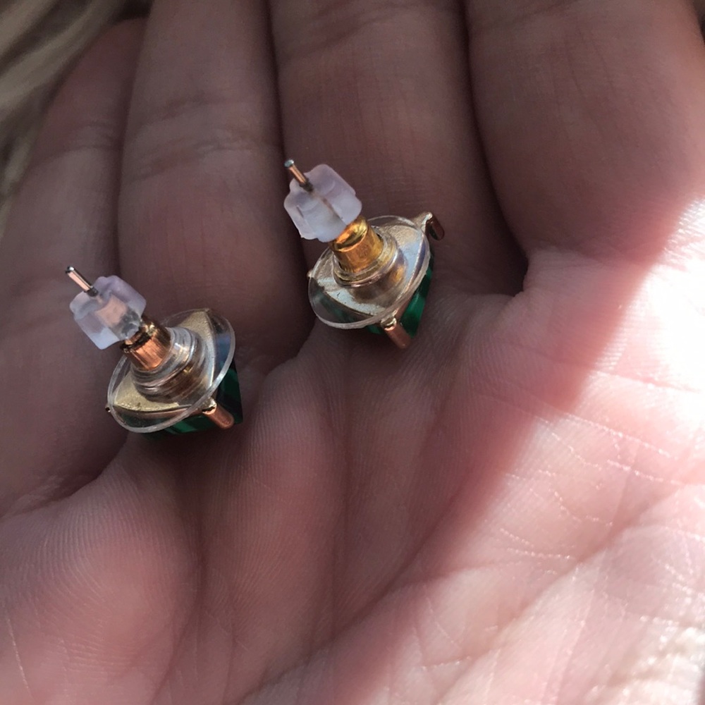 Emerald green stud earrings - Picture 4 of 4